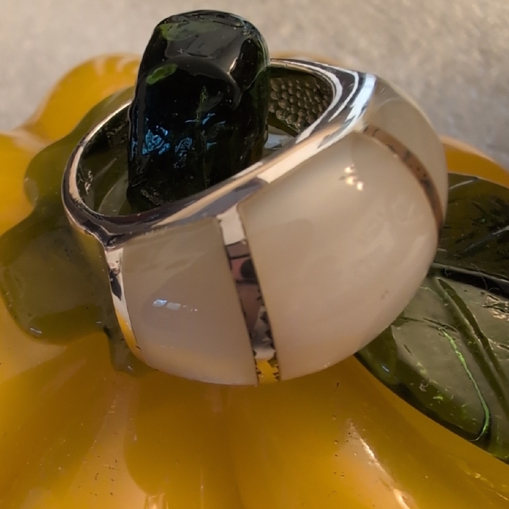 Elegant Sterling Silver Mother Of Pearl Dome Ring Size 7.5 - Picture 2 of 7